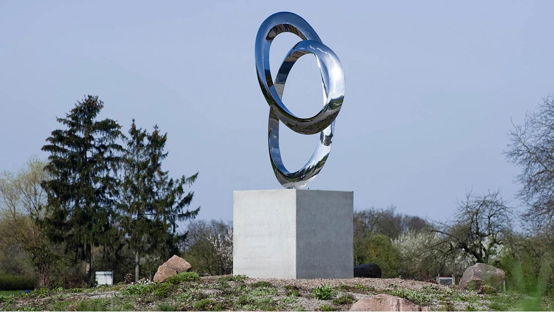 Компания ProMinent подарила скульптуру для установки на круговой развязке в Виблинге